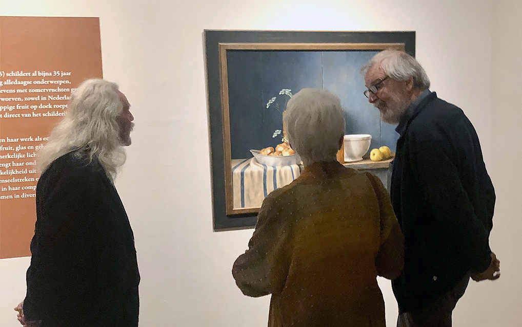 Annelies-Jonkhart-in-gesprek-met-mede-exposanten-Cornelis-Le-Mair-en-Henk-Halmantel
